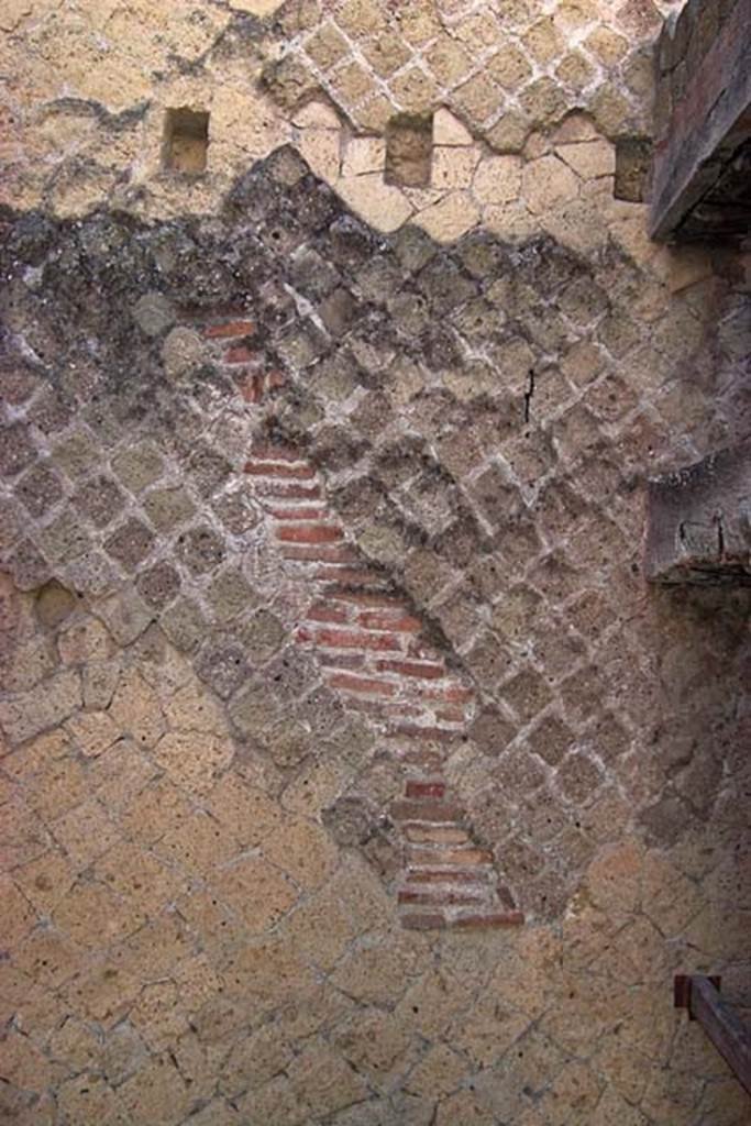 VI.17, Herculaneum. February 2003. 
Detail from south wall of peristyle, with corridor on the south side of room 16, on right. 
Photo courtesy of Nicolas Monteix.
