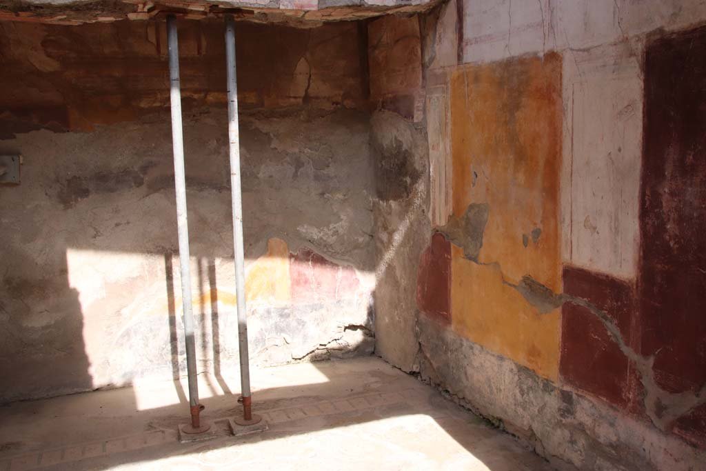 VI.17 Herculaneum. September 2019. Looking towards west wall, north-west corner and north wall.
Photo courtesy of Klaus Heese.
