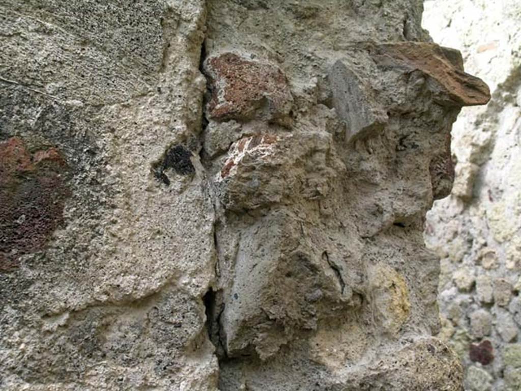 VI.17/26, Herculaneum. May 2004. Detail from west wall at north end. Photo courtesy of Nicolas Monteix.