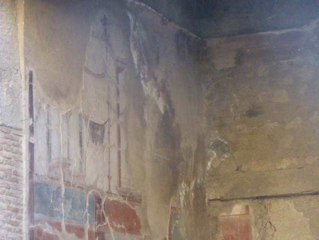 Ins. VI 17, Herculaneum, September 2015. Upper east wall and south-east corner of tablinum.