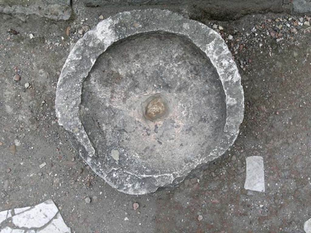 VI.19, Herculaneum. June 2006. Detail of top of stone tub/basin. Photo courtesy of Nicolas Monteix.


