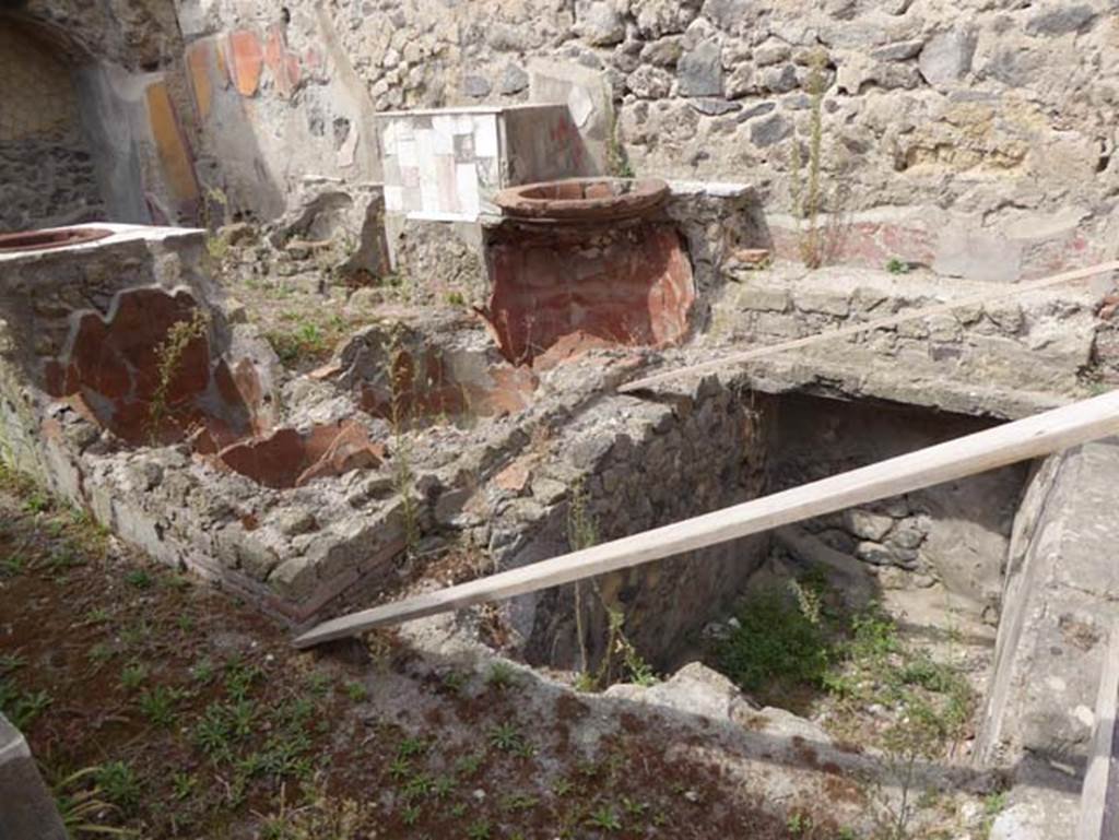 VI 19, Herculaneum, September 2015.Looking west across bar-room and remains of counter. Photo courtesy of Michael Binns.