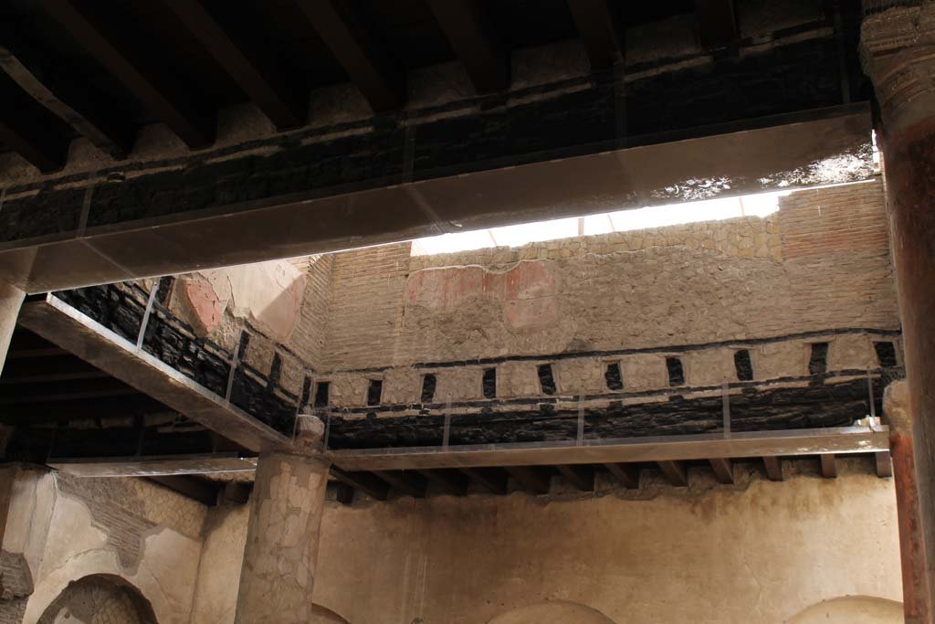 VI.21, Herculaneum, March 2014. Upper north-east corner and east side.
Foto Annette Haug, ERC Grant 681269 DÉCOR
