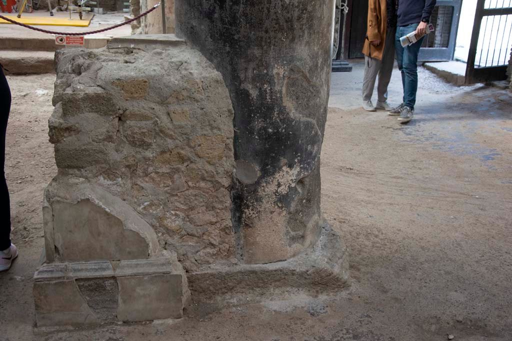 VI.21 Herculaneum, March 2019. Looking south across statue base on west side.
Foto Annette Haug, ERC Grant 681269 DÉCOR
On one of the two columns the graffito was found which mentioned the Curia Augustales.
According to Wallace-Hadrill, the column bearing no less than three graffiti, was the first column on the right (west side) as you enter.
See Wallace-Hadrill, A. (2011). Herculaneum, Past and Future. London, Frances Lincoln Ltd., (p.180)
