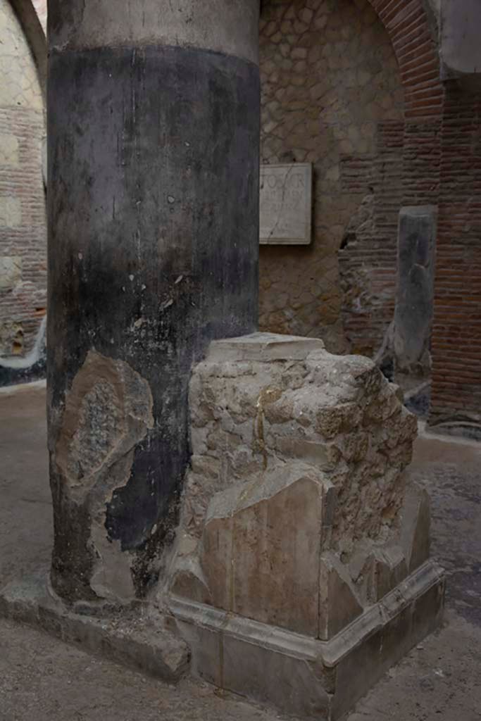 VI.21 Herculaneum, March 2019. Statue base on west side, looking north-west.
Foto Annette Haug, ERC Grant 681269 DÉCOR
