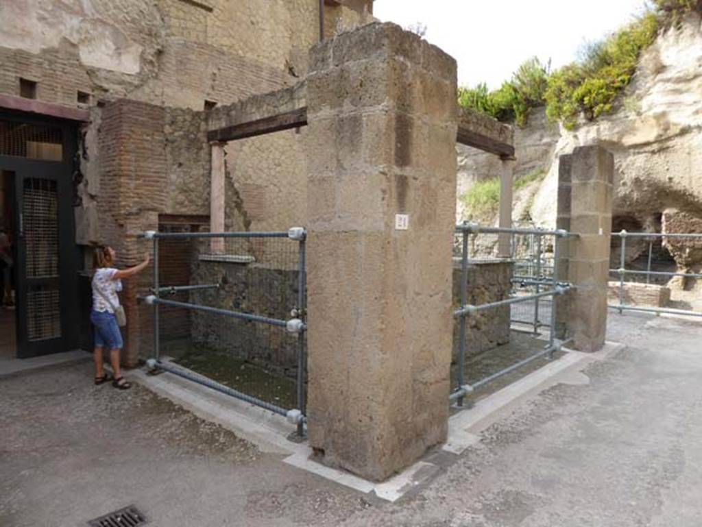 VI.22, Herculaneum, on right, October 2014. Looking towards west side of entrance of VI.21, and aedicula with marble columns at VI. 22-23. Photo courtesy of Michael Binns.
