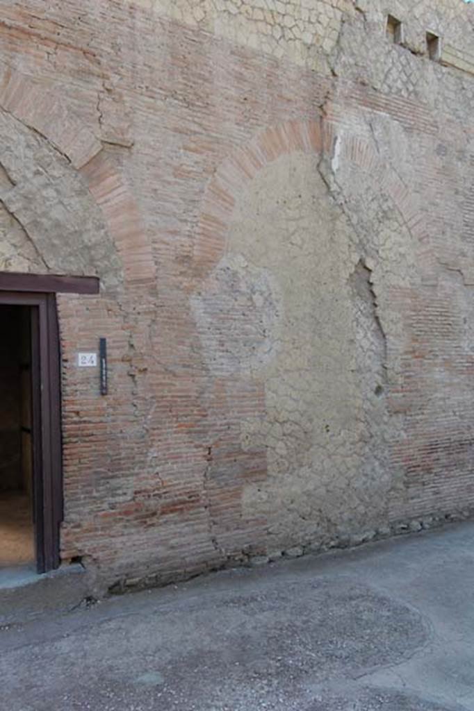 VI.24, Herculaneum. May 2011. Facade on south side of doorway. 
Photo courtesy of Nicolas Monteix.
