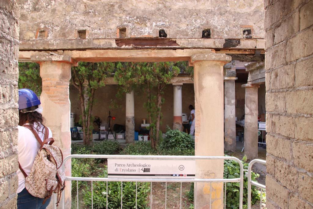 VI 26 Herculaneum, September 2019. Looking east towards peristyle from rear corridor.
The smooth shafted Tuscan columns, painted black or yellow to a third of their height and white above, gave the house its name.
See Guidobaldi, M.P. and Esposito, D. (2013). Herculaneum: Art of the Buried City. U.S.A, Abbeville Press, (p.191).
According to Jashemski, this peristyle garden was enclosed on four sides by a portico supported by seventeen columns, those opposite the entrance of the large room being double. The garden was made accessible by passageways, one from the atrium, another from the street on the west.
See Jashemski, W. F., 1993. The Gardens of Pompeii, Volume II: Appendices. New York: Caratzas. (p.271)
