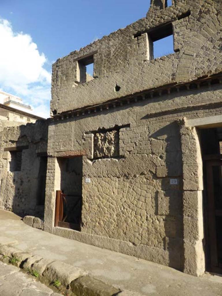 Ins. VI.28, Herculaneum, September 2015. Entrance doorway, on east side of Cardo III Superiore.