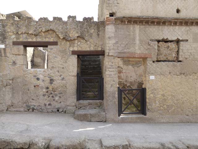 VI.28, Herculaneum, on right, October 2014. Entrance doorway, with steps to upper floor at VI.27, on left. Photo courtesy of Michael Binns.
