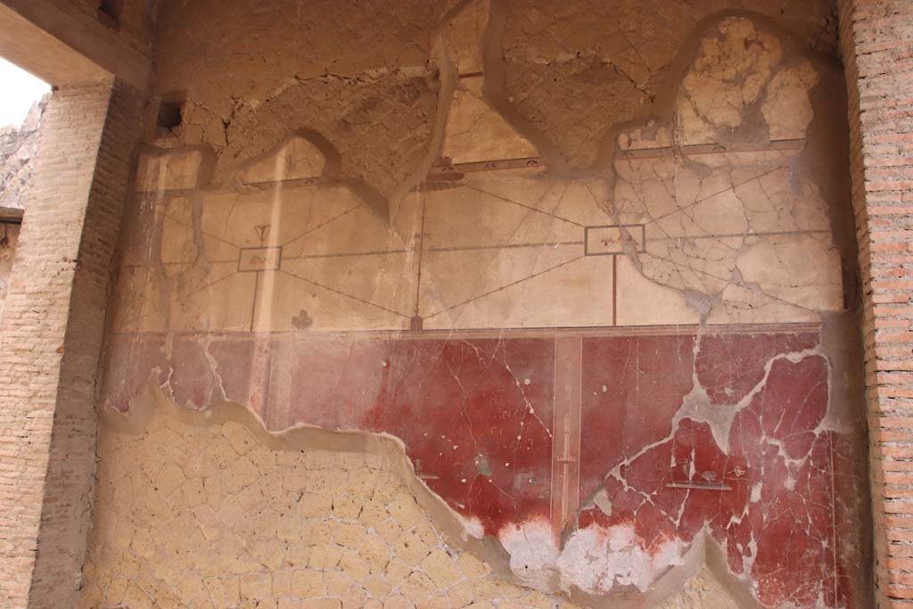 VI.29 Herculaneum. October 2020. Tablinum 5, looking towards south wall with remains of painted decoration. Photo courtesy of Klaus Heese.