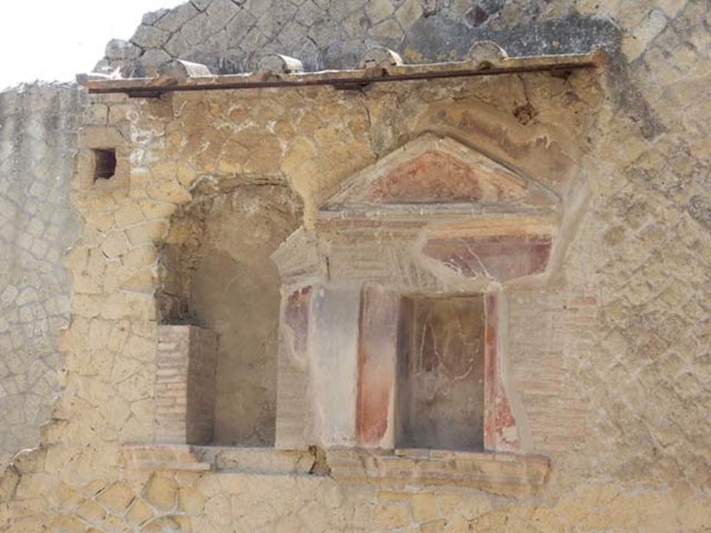 VI.29 Herculaneum. May 2018. Atrium 9, the second atrium, two niches lararium's on south wall. Photo courtesy of Buzz Ferebee.