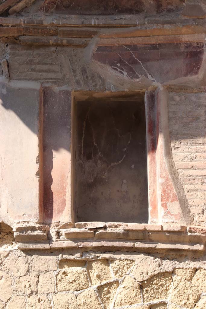 VI.29 Herculaneum. September 2021. 
Atrium 9, detail of lararium on south wall. Photo courtesy of Klaus Heese.

