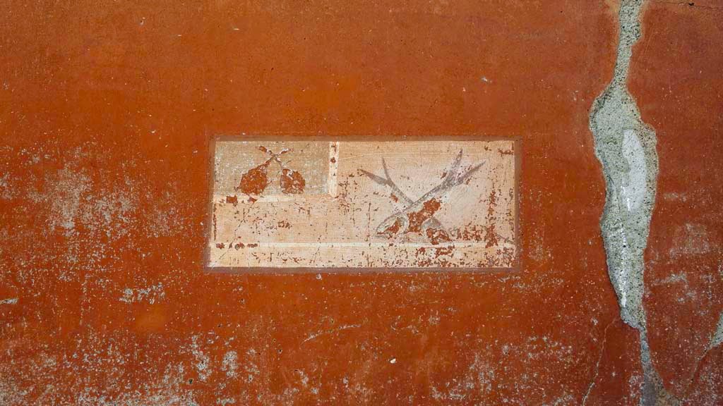 VI.29 Herculaneum. August 2021. Triclinium 11, detail of painted panel on north wall. Photo courtesy of Robert Hanson.