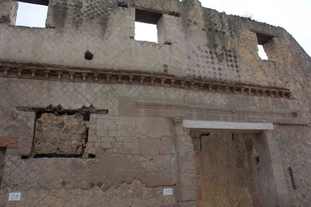 VI.29 Herculaneum. March 2019. Upper wall above entrance doorway.  
Foto Annette Haug, ERC Grant 681269 DÉCOR.
