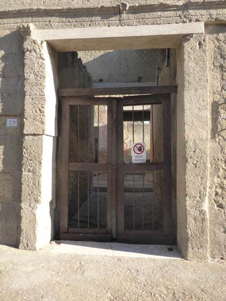 Ins. VI 29, Herculaneum, September 2015. Entrance doorway, looking east.