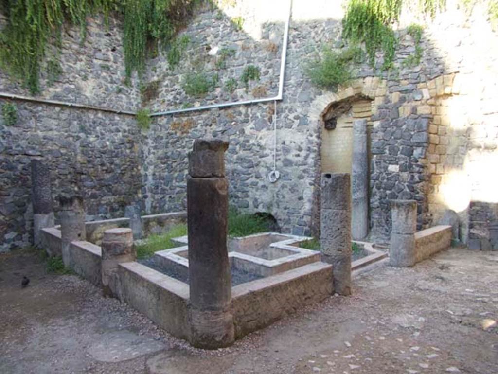 VII.2 Herculaneum. September 2015. Peristyle 10, looking north-west. Photo courtesy of Michael Binns.