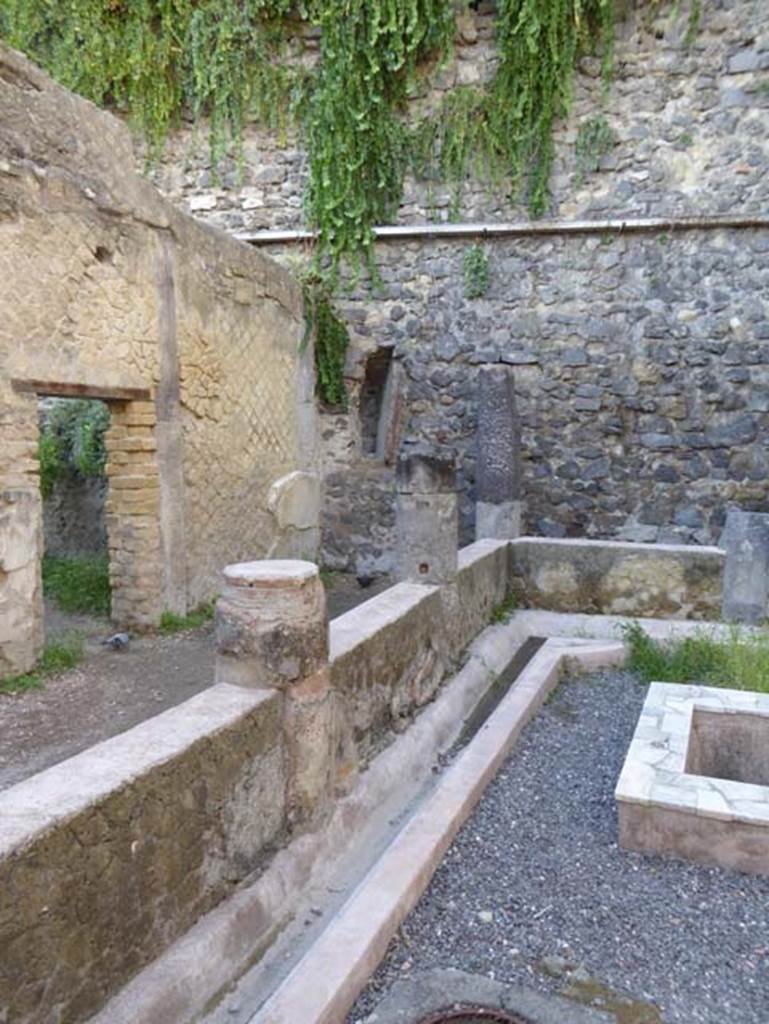 VII.2 Herculaneum. September 2015. Peristyle 10, looking towards south-west corner.
Photo courtesy of Michael Binns.
