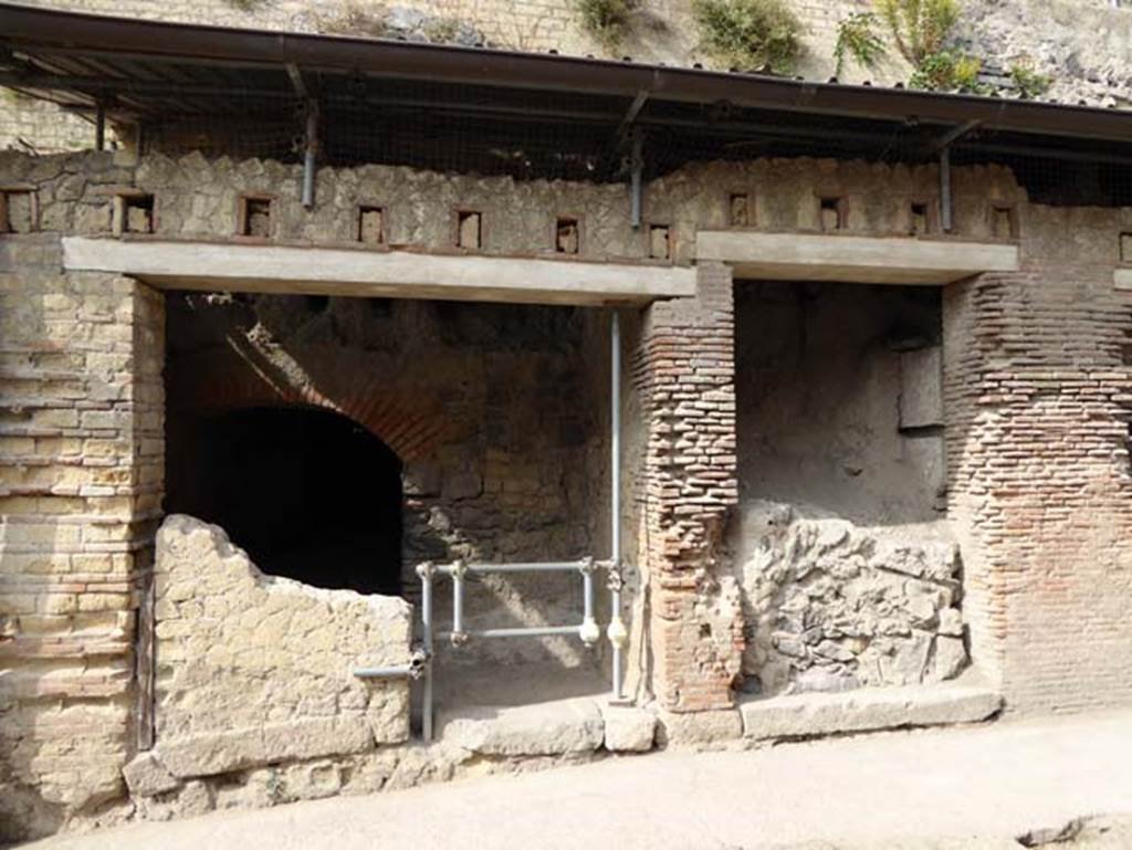 VII.12 Herculaneum on left. October 2014. VII.13 on right.
Doorways on west side of Cardo III Superiore. Photo courtesy of Michael Binns.
