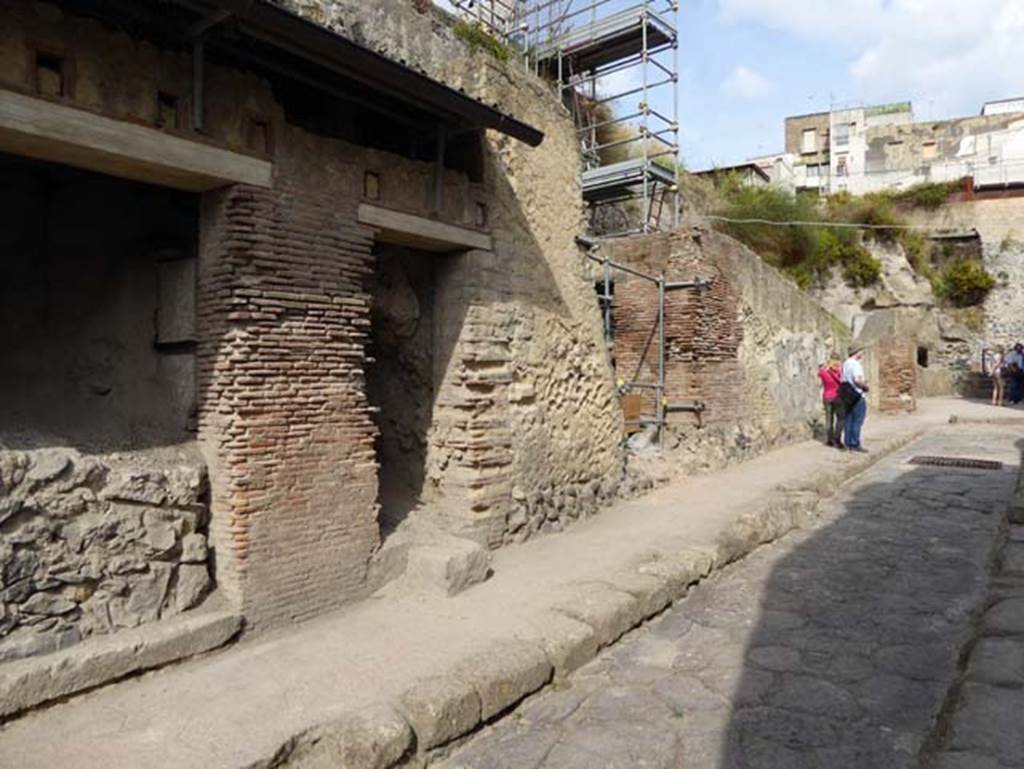 VII.13 Herculaneum, on left, VII.14 in centre, and VII.15, on right. October 2014.
Doorways on west side of Cardo III Superiore. Photo courtesy of Michael Binns.

141004%2060%20E%20P1000040