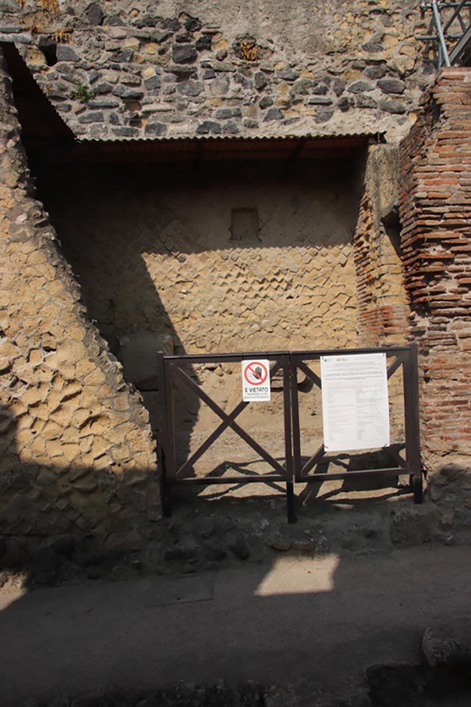 VII.15, Herculaneum. October 2023. 
Looking west towards entrance doorway. Photo courtesy of Klaus Heese.
