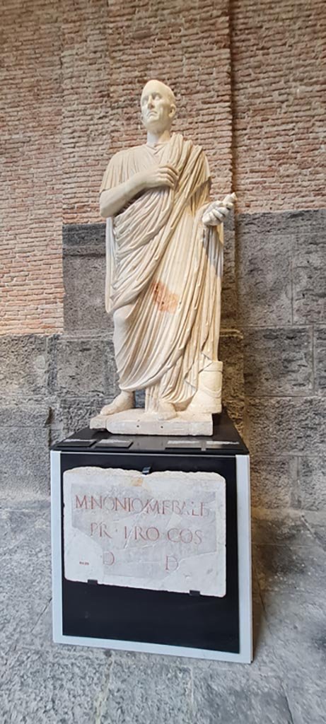 Herculaneum Basilica Noniana. April 2023. 
White marble statue of Marcus Nonius Balbus, son, from Basilica Noniana.
On display in “Campania Romana” gallery in Naples Archaeological Museum, inv. 6167.
And (below) -
Dedication to Marcus Nonius Balbus, son, from Basilica Noniana.
On display in “Campania Romana” gallery in Naples Archaeological Museum, inv. 6873.
Photo courtesy of Giuseppe Ciaramella.
