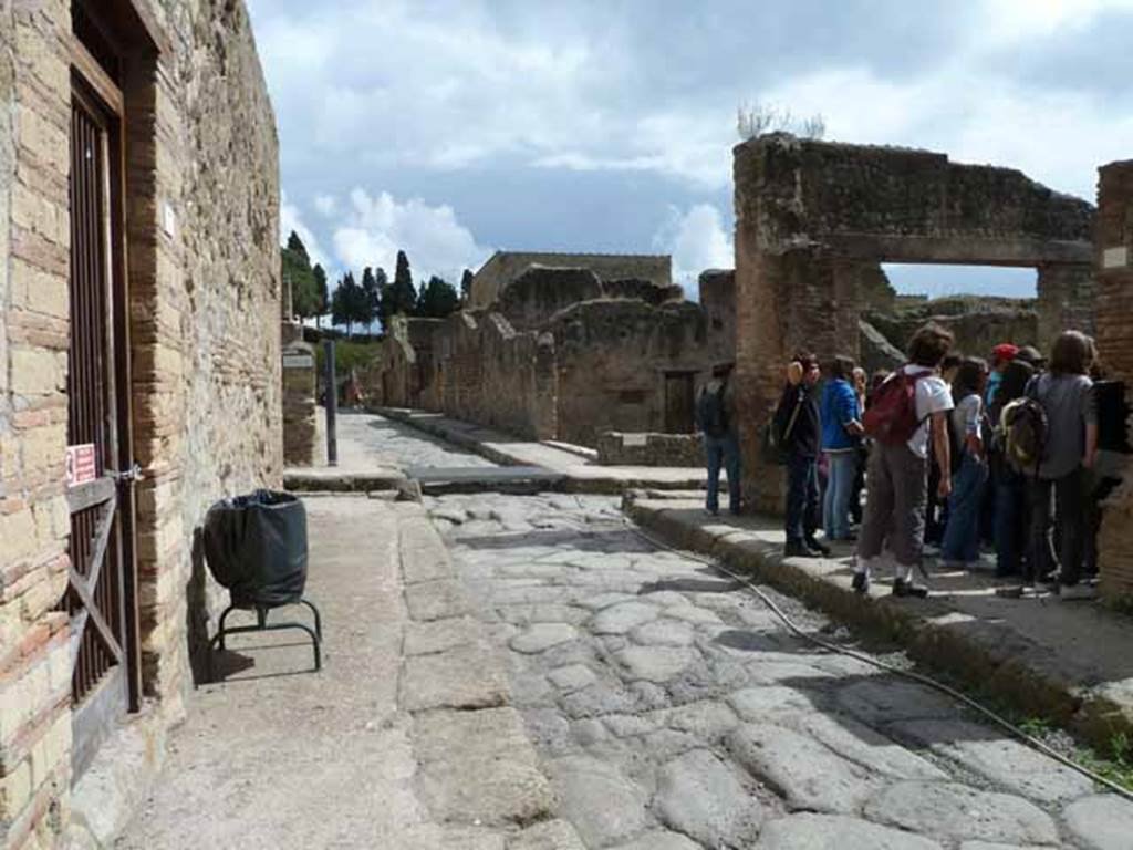 Ins. VII, 17, the rear entrance of VII.1 on left of Decumanus Inferiore. Looking south across junction with Cardo III Superiore on left, Inferiore on right. Taken between Ins. VII on left, Ins. II on right, looking east.
