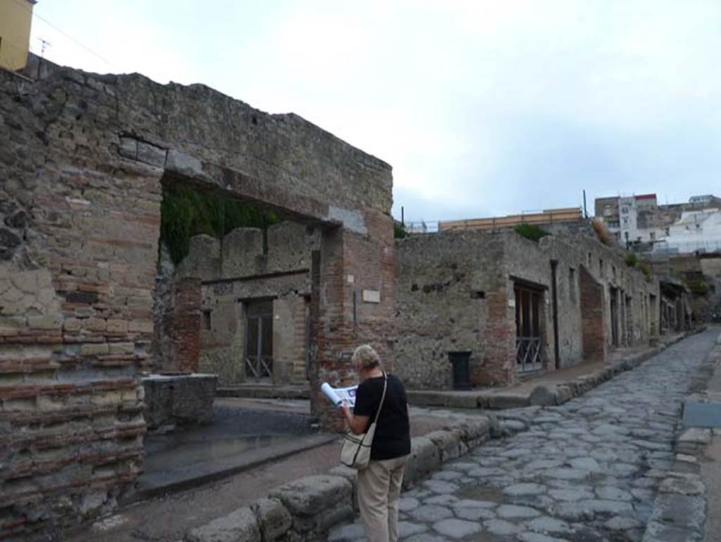 Decumanus Inferiore, left to right behind bar-room of Ins II. 6 and 7, on left. September 2015. Doorway to Ins. VII.1, right of centre on Cardo III Superiore, on right. 
