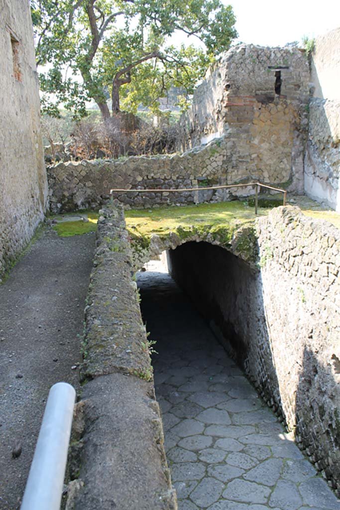 Cardo V Inferiore, Herculaneum. March 2014. 
Looking south towards tunnel/slope leading to ancient seafront.
Foto Annette Haug, ERC Grant 681269 DÉCOR
