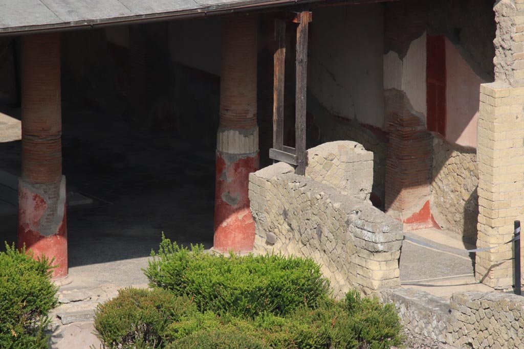 Ins. Or. I.1, Herculaneum. October 2023. 
Looking north-west from garden area towards atrium, with room 5, on right. Photo courtesy of Klaus Heese.
