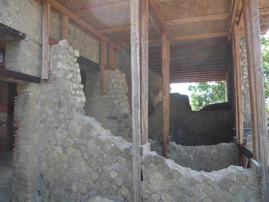 Ins. Orientalis I, 1, Herculaneum, August 2013. Looking south across room on north side of entrance doorway. Photo courtesy of Buzz Ferebee.
