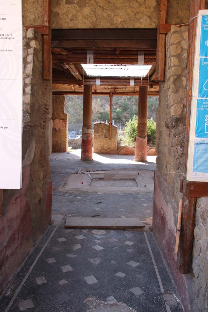 Ins. Orientalis I, 1, Herculaneum, September 2015. Looking east along entrance corridor from doorway.