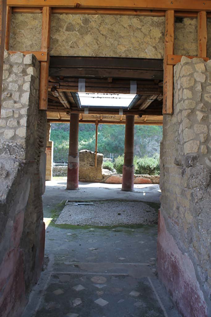 Ins. Orientalis I, 1, Herculaneum, March 2014. Looking east along entrance corridor from doorway.
Foto Annette Haug, ERC Grant 681269 DÉCOR
