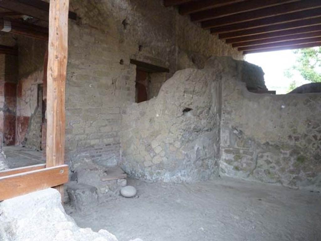 Ins. Orientalis I, 1, Herculaneum, September 2015. Looking towards rooms on south side of entrance corridor. At the rear of the curved wall in the south-east corner of the room is a corridor leading to the latrine and kitchen.
