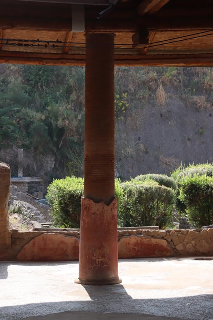 Ins. Orientalis I, 1, Herculaneum, October 2023. 
Column on south-east side of impluvium. Photo courtesy of Klaus Heese.
