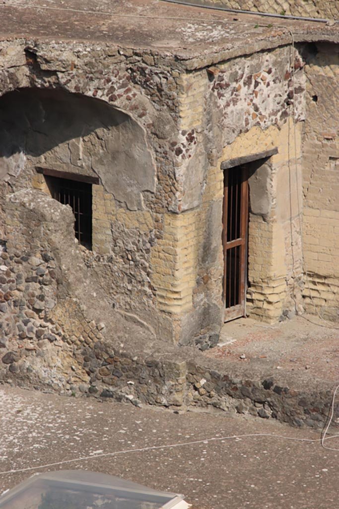 Ins. Or. I.1a, Herculaneum. October 2023. 
Looking towards room M, with doorway at west end of vaulted corridor, and window onto entrance fauces.  
Photo courtesy of Klaus Heese.
