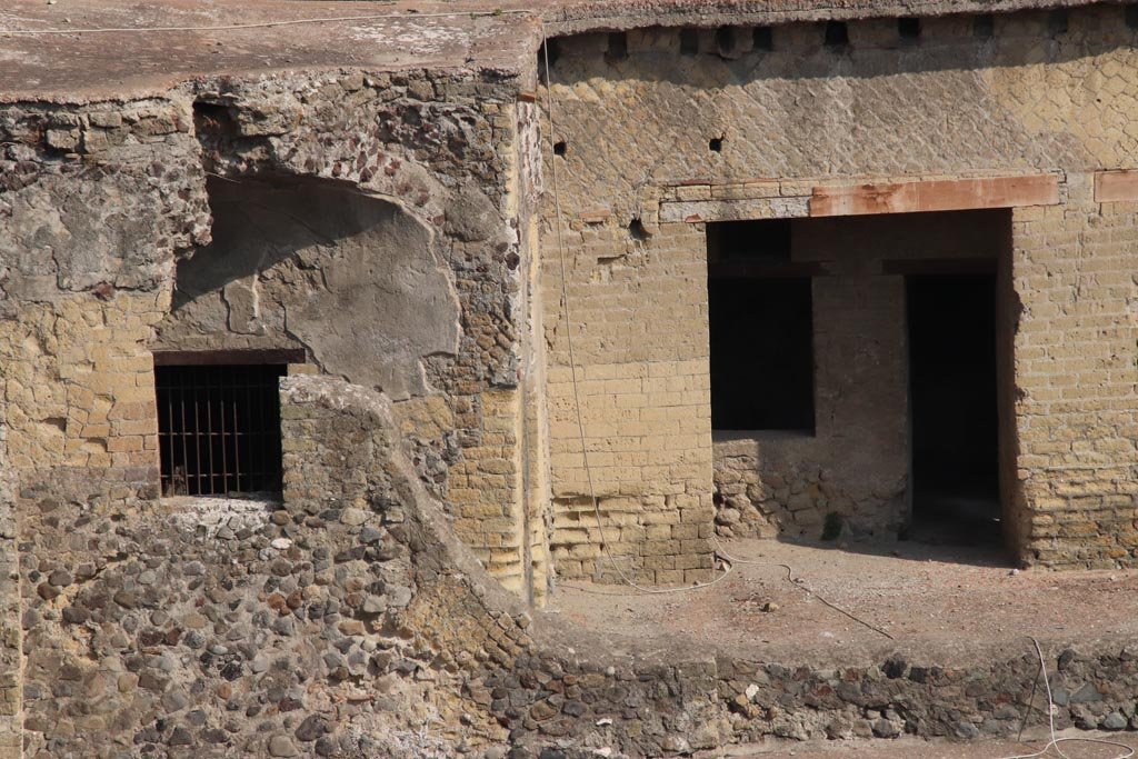 Ins. Or. I.1a, Herculaneum. October 2023. Taken from access roadway.
West end of vaulted corridor, with window from room A, and doorway leading into a cubiculum B. Photo courtesy of Klaus Heese.
.
