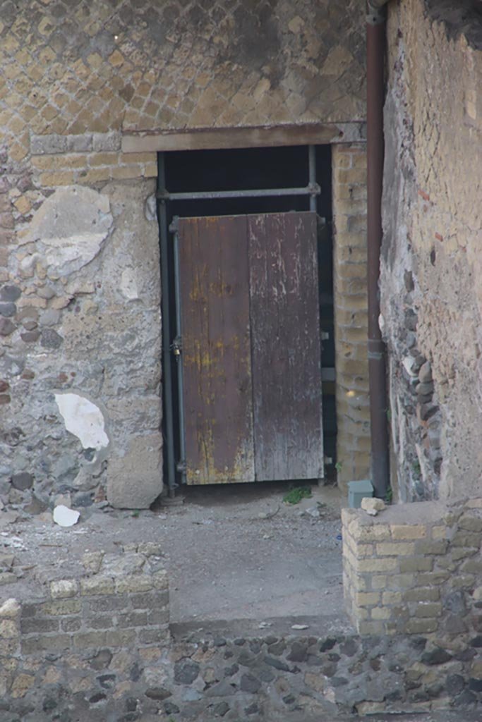 Ins. Or. I.1a, Herculaneum. October 2023. Taken from access roadway.
Looking north to doorway to room H, across vestibule. Photo courtesy of Klaus Heese.
