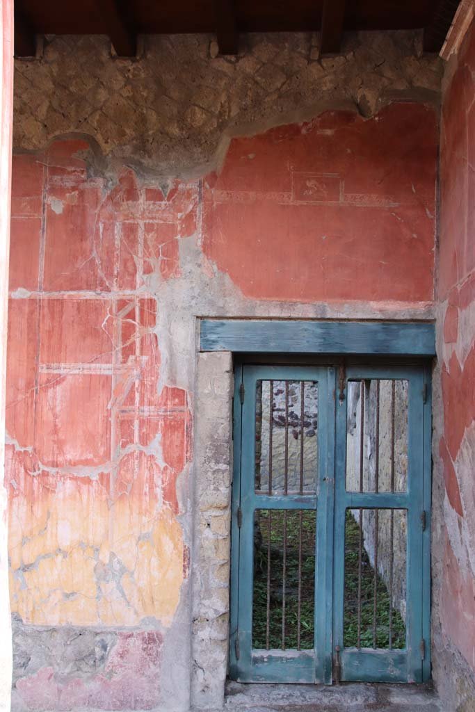 Ins. Or.I.2, Herculaneum. October 2020. 
North wall of atrium, detail from east end, and doorway to stables area. Photo courtesy of Klaus Heese.


