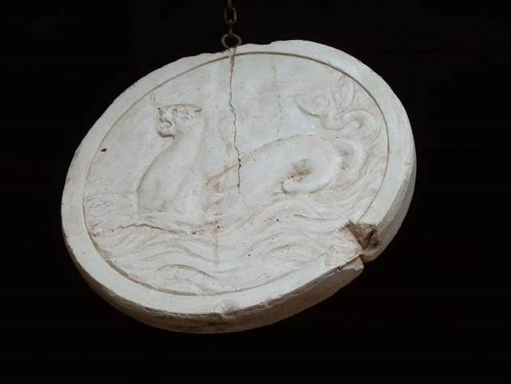 Ins. Orientalis I, 2, Herculaneum, September 2015. Plaster cast of the original marble oscillum disc found here.
