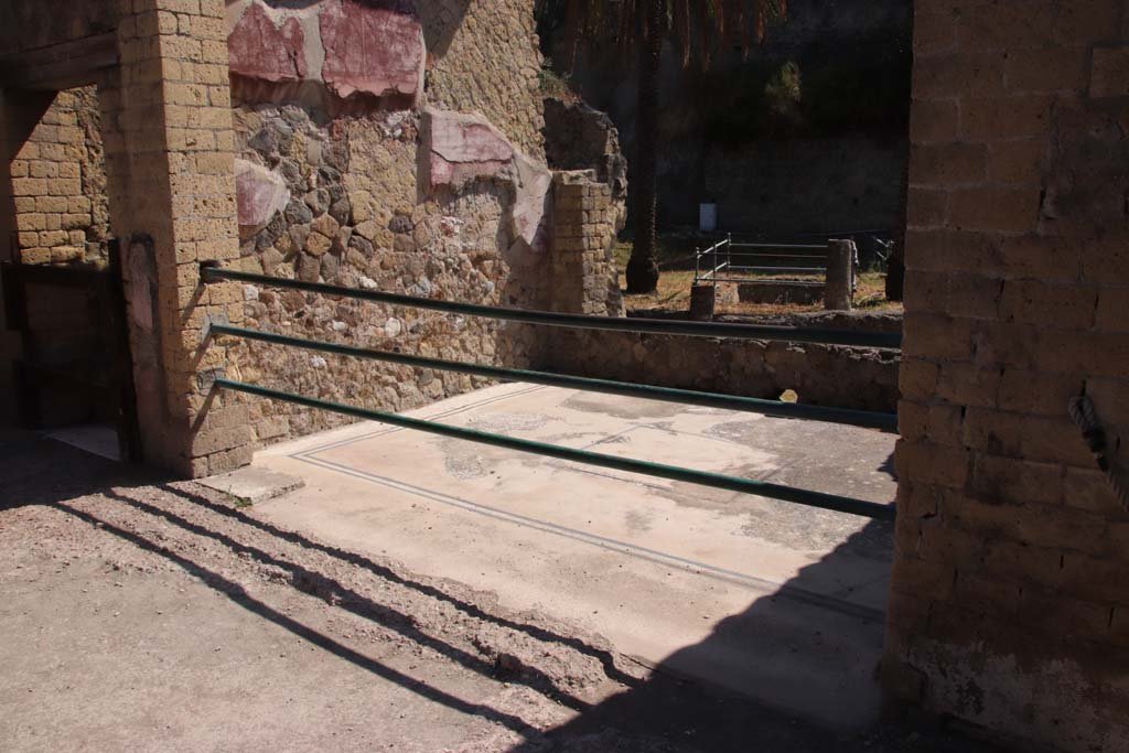 Ins. Or.I.2, Herculaneum. September 2019. Looking north-east across tablinum towards the peristyle.
Photo courtesy of Klaus Heese.

