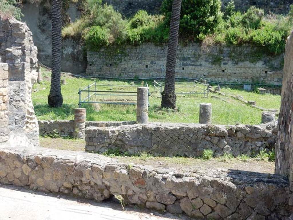 Ins. Orientalis I, 2, Herculaneum. May 2018. Looking east to peristyle garden, from tablinum.
Photo courtesy of Buzz Ferebee.
