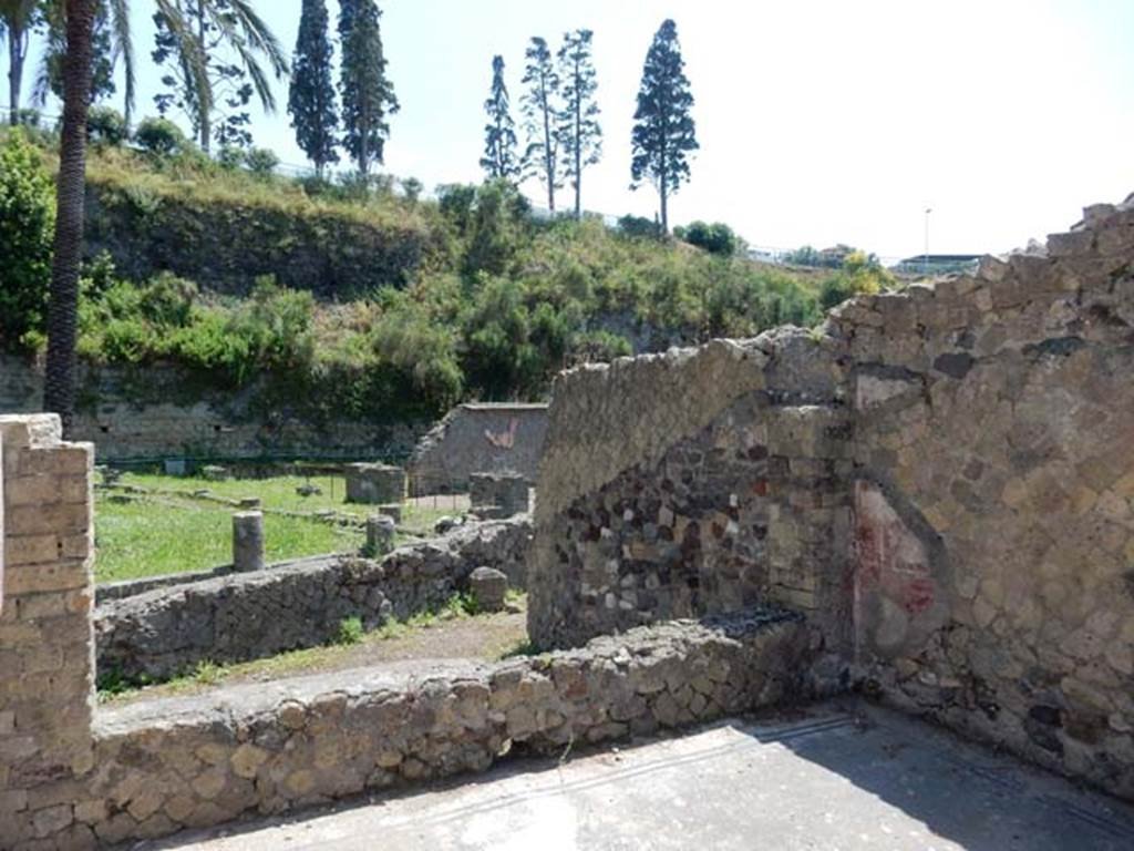 Ins. Orientalis I, 2, Herculaneum. May 2018. Looking south-east from tablinum, across peristyle towards rear rooms.
Photo courtesy of Buzz Ferebee.
