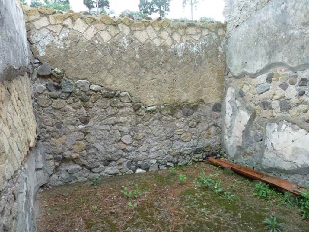 Ins. Orientalis I, 2, Herculaneum, September 2015. Looking towards east wall in cubiculum.