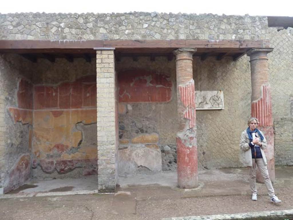 Ins. Orientalis I, 2, Herculaneum, September 2015. South side of atrium with south ala, on left.