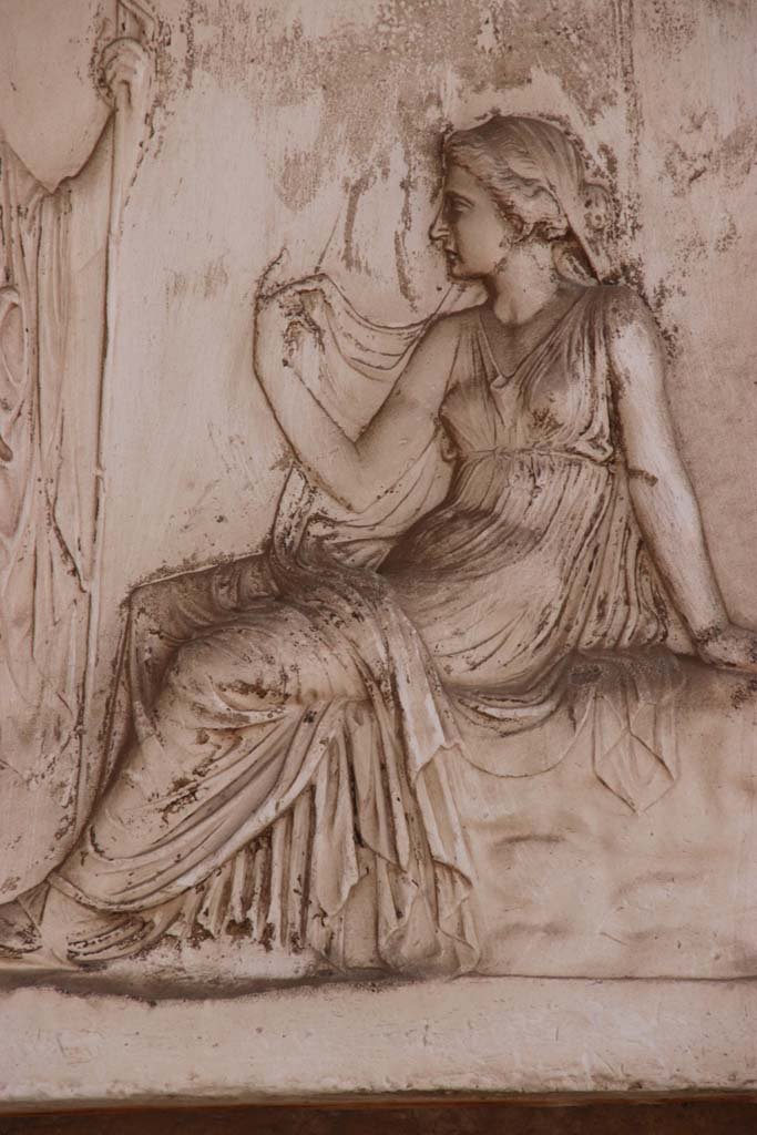 Ins. Or.I.2, Herculaneum. September 2017. Detail from plaster cast, showing the Oracle of Delphi.  
Photo courtesy of Klaus Heese.

