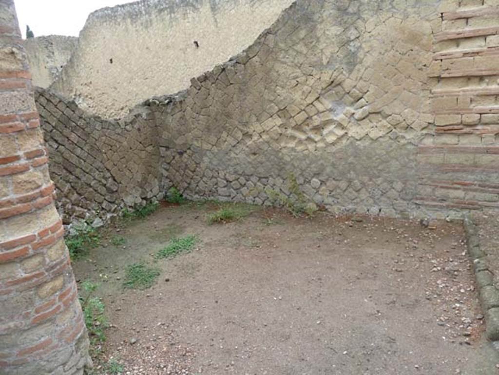 Ins. Orientalis I, 2, Herculaneum, September 2015. Room in south-west corner, looking west.