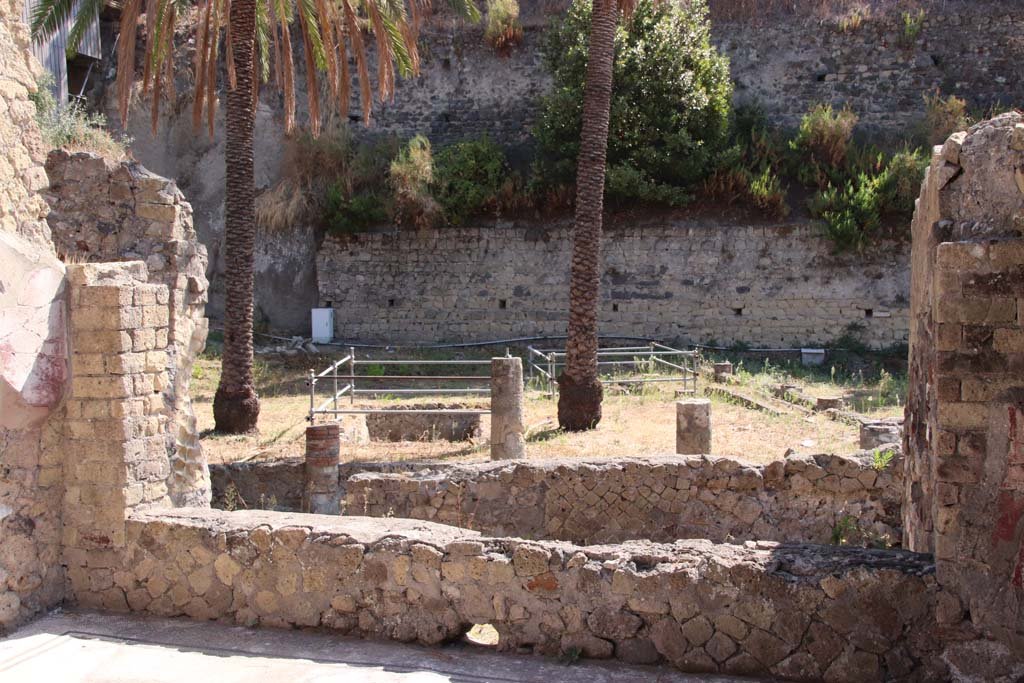 Ins. Orientalis I, 2, Herculaneum. September 2019. Looking east to peristyle garden, from tablinum.
Photo courtesy of Klaus Heese.
