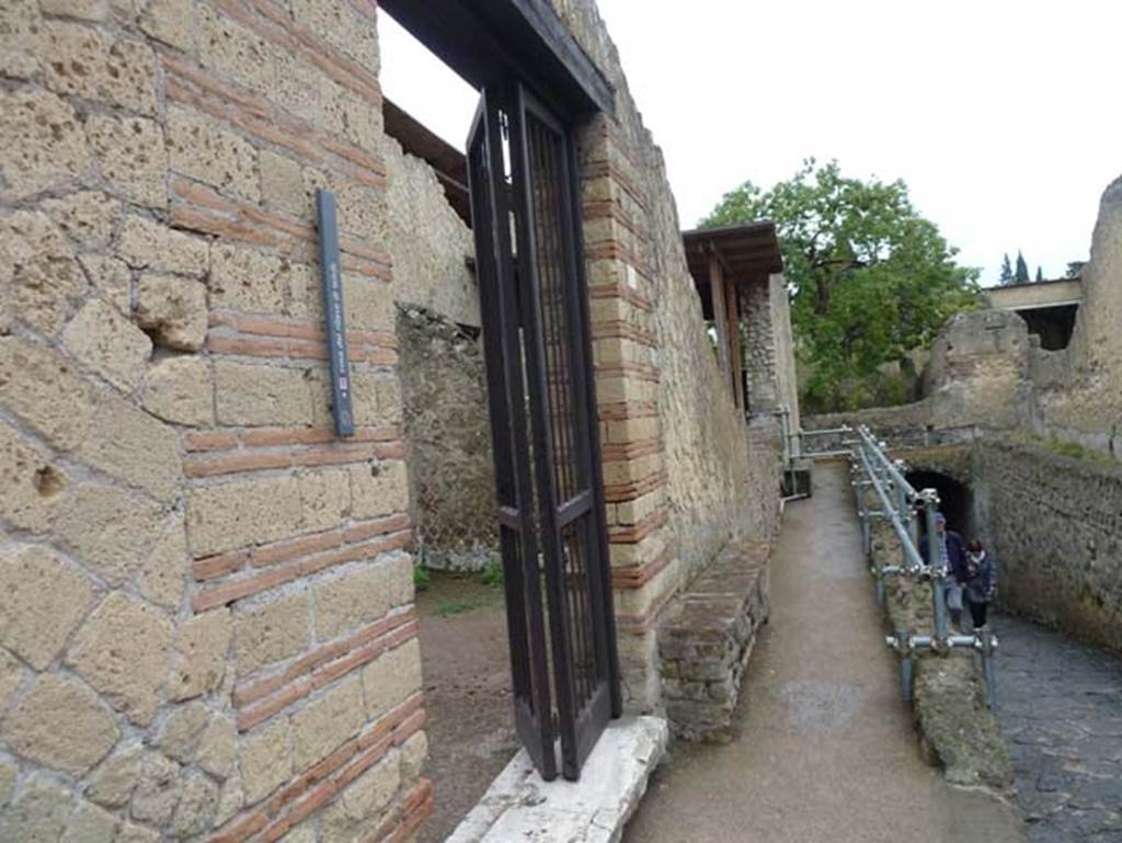 Ins. Orientalis I, 2, Herculaneum, September 2015. Looking south towards entrance doorway, on east side of Cardo V Inferiore.