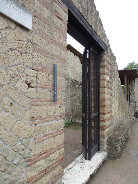 Ins. Orientalis I, 2, Herculaneum, September 2015. Entrance doorway.